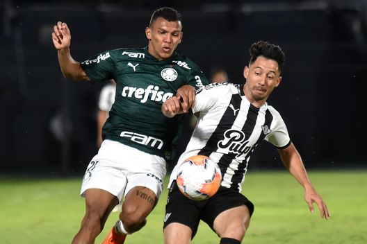  ASUNCION, PARAGUAY - DECEMBER 08: Gabriel Veron of Palmeiras competes for the ball with Iván Piris of Libertad during a first leg match between Libertad and Palmeiras as part of Copa CONMEBOL Libertadores 2020 quarter finals at Estadio Defensores del Chaco on December 08, 2020 in Asuncion, Paraguay. (Photo by Norberto Duarte - Pool/Getty Images) 