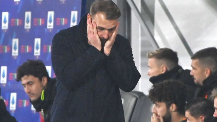 VENICE, ITALY - DECEMBER 05: Head coach of Venezia Paolo Zanetti shows his dejection during the Serie A match between Venezia FC v Hellas Verona FC at Stadio Pier Luigi Penzo on December 05, 2021 in Venice, Italy. (Photo by Maurizio Lagana/Getty Images) Venezia, Zanetti: “Oggi per noi è un boccone molto amaro” - immagine 1