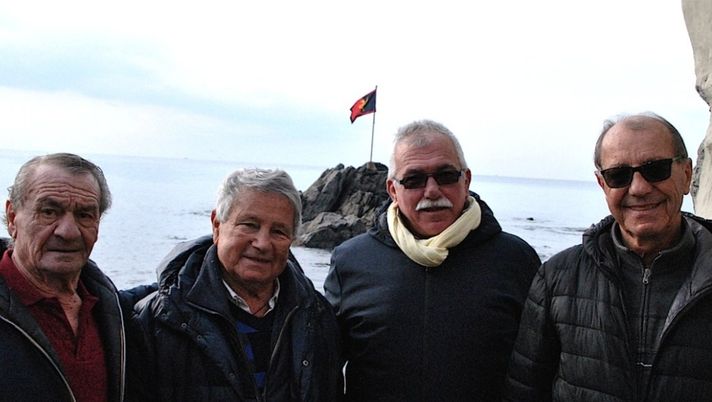 I quattro tifosi del Genoa e il Gridone su Boccadasse: "Lo facciamo sempre, ma grazie a Nicola per averci citati" (foto Alessio Semino, buoncalcioatutti.it) I quattro tifosi del Genoa e il Gridone su Boccadasse: "Lo facciamo sempre, ma grazie a Nicola per averci citati" (foto Alessio Semino, buoncalcioatutti.it)
