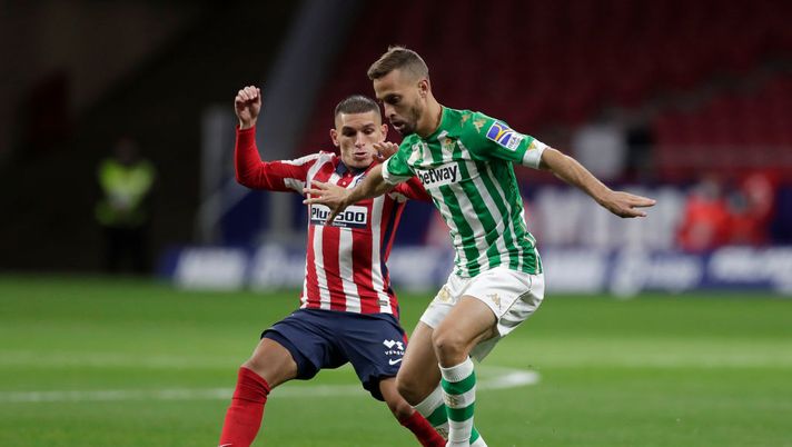 MADRID, SPAIN - OCTOBER 24: Sergio Canales of Real Betis is challenged by Lucas Torreira of Atletico de Madrid during the La Liga Santander match between Atletico de Madrid and Real Betis at Estadio Wanda Metropolitano on October 24, 2020 in Madrid, Spain. Sporting stadiums around Spain remain under strict restrictions due to the Coronavirus Pandemic as Government social distancing laws prohibit fans inside venues resulting in games being played behind closed doors. (Photo by Gonzalo Arroyo Moreno/Getty Images) MADRID, SPAIN - OCTOBER 24: Sergio Canales of Real Betis is challenged by Lucas Torreira of Atletico de Madrid during the La Liga Santander match between Atletico de Madrid and Real Betis at Estadio Wanda Metropolitano on October 24, 2020 in Madrid, Spain. Sporting stadiums around Spain remain under strict restrictions due to the Coronavirus Pandemic as Government social distancing laws prohibit fans inside venues resulting in games being played behind closed doors. (Photo by Gonzalo Arroyo Moreno/Getty Images)