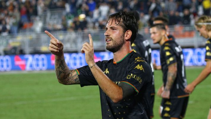 VENEZIA, ITALY - SEPTEMBER 27: Mattia Aramu of  Venezia celebrates the equalizing goal during the Serie A match between Venezia FC and Torino FC at Stadio Pierluigi Penzo on September 27, 2021 in Venezia, Italy. (Photo by Maurizio Lagana/Getty Images)  Venezia, formazione delineata: da Aramu e Amapdu a Henry, chi gioca e chi no - immagine 1