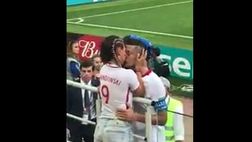 VIDEO / La Polonia sconfitta dal Senegal, Lewandowski si consola con il bacio di sua moglie