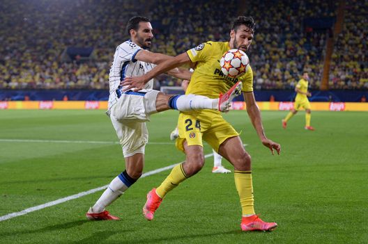 VILLARREAL, SPAIN - SEPTEMBER 14: Alfonso Pedraza of Villarreal is challenged by Davide Zappacosta of Atalanta during the UEFA Champions League group F match between Villarreal CF and Atalanta at Estadio de la Ceramica on September 14, 2021 in Villarreal, Spain. (Photo by Aitor Alcalde/Getty Images) Zappacosta: “Sto bene, voglio aiutare l’Atalanta, possiamo dire la nostra. Obiettivo? Più punti possibili”- immagine 1
