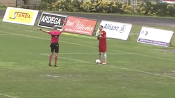 Portiere non riesce a trattenerla: non la palla ma la pipì e viene espulso (video)