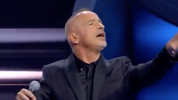VIDEO / Sanremo 2023, Eros si dimentica le parole e Ultimo lo soccorre