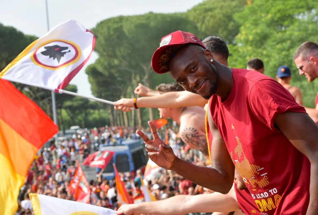 Roma, il popolo giallorosso in festa visto dal pullman della squadra – FOTO GALLERY - immagine 78