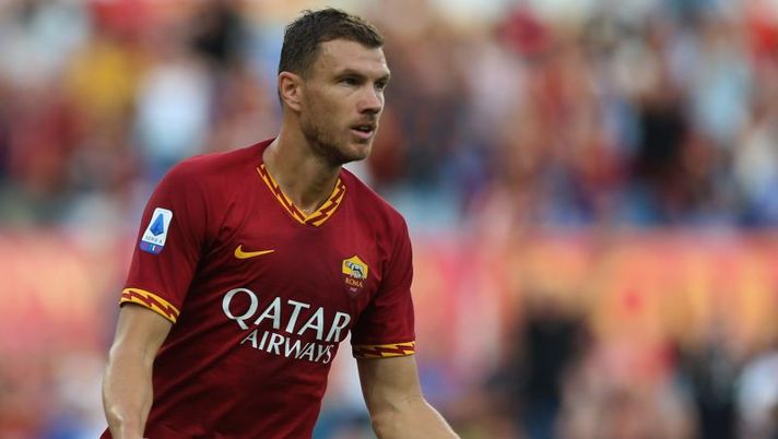 ROME, ITALY - SEPTEMBER 15: Edin Dzeko of AS Roma celebrates after scoring the team's second goal during the Serie A match between AS Roma and US Sassuolo at Stadio Olimpico on September 15, 2019 in Rome, Italy. (Photo by Paolo Bruno/Getty Images) ATTACCO – Chi mettere e chi no: tutti gli attaccanti divisi fascia per fascia- immagine 1