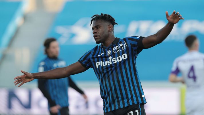 BERGAMO, ITALY - DECEMBER 13: Duvan Zapata of Atalanta B.C. reacts during the Serie A match between Atalanta BC and ACF Fiorentina at Gewiss Stadium on December 13, 2020 in Bergamo, Italy. Sporting stadiums around Italy remain under strict restrictions due to the Coronavirus Pandemic as Government social distancing laws prohibit fans inside venues resulting in games being played behind closed doors. (Photo by Emilio Andreoli/Getty Images) BERGAMO, ITALY - DECEMBER 13: Duvan Zapata of Atalanta B.C. reacts during the Serie A match between Atalanta BC and ACF Fiorentina at Gewiss Stadium on December 13, 2020 in Bergamo, Italy. Sporting stadiums around Italy remain under strict restrictions due to the Coronavirus Pandemic as Government social distancing laws prohibit fans inside venues resulting in games being played behind closed doors. (Photo by Emilio Andreoli/Getty Images)