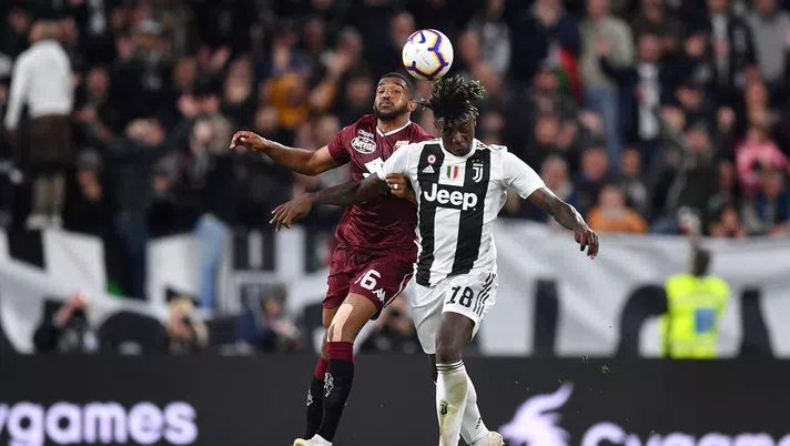 TURIN, ITALY - MAY 03: Moise Kean of Juventus heads the ball with Gleison Bremer of Torino FC during the Serie A match between Juventus and Torino FC on May 3, 2019 in Turin, Italy.  (Photo by Valerio Pennicino - Juventus FC/Juventus FC via Getty Images)