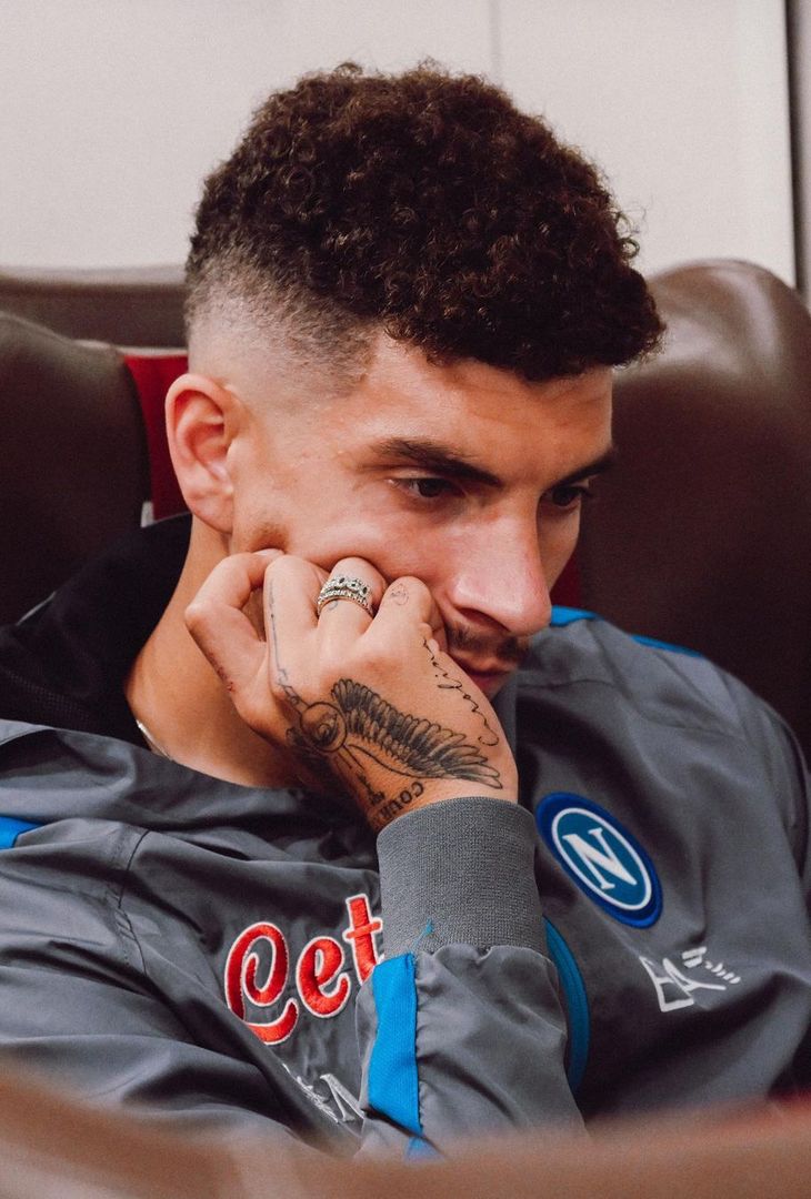 Il profilo ufficiale del Napoli su Instagram ha condiviso una piccola gallery di fotografie che mostrano il viaggio della squadra alla volta di Bologna: 'Ultima trasferta'.