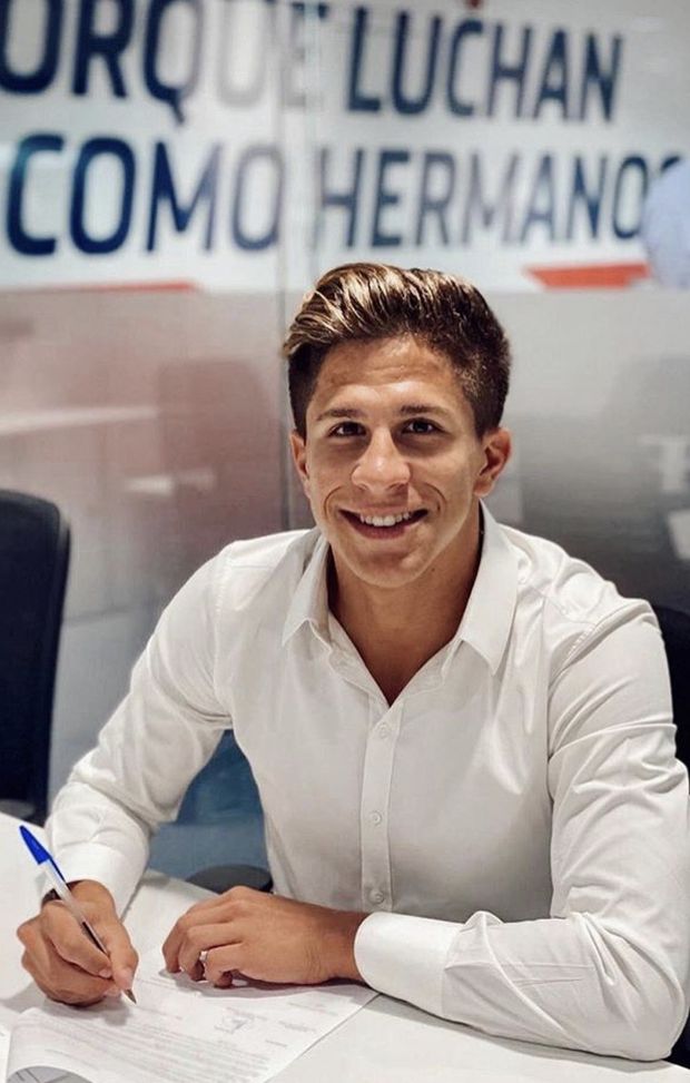 Giuliano al momento della firma 