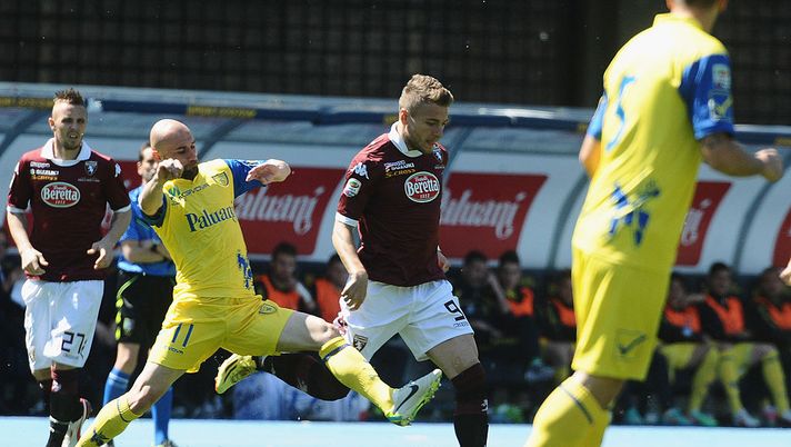 VERONA, ITALY - MAY 04: Ciro Immobile # 9 of Torino FC ( R ) competes the ball with Roberto Guana # 11 of AC Chievo Verona ( L ) during the Serie A match between AC Chievo Verona and Torino FC at Stadio Marc'Antonio Bentegodi on May 4, 2014 in Verona, Italy. (Photo by Mario Carlini / Iguana Press/Getty Images) VERONA, ITALY - MAY 04: Ciro Immobile # 9 of Torino FC ( R ) competes the ball with Roberto Guana # 11 of AC Chievo Verona ( L ) during the Serie A match between AC Chievo Verona and Torino FC at Stadio Marc'Antonio Bentegodi on May 4, 2014 in Verona, Italy. (Photo by Mario Carlini / Iguana Press/Getty Images)