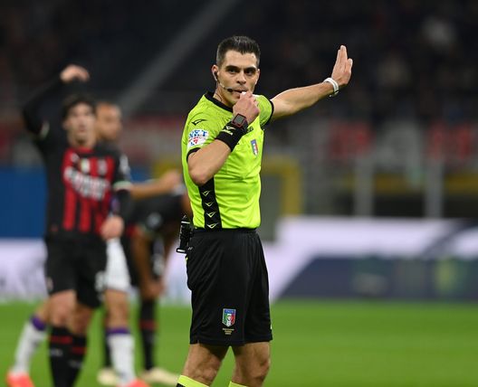 MILAN, ITALY - NOVEMBER 13: Referee Simone Sozza reacts during the Serie A match between AC Milan and ACF Fiorentina at Stadio Giuseppe Meazza on November 13, 2022 in Milan, Italy. (Photo by Claudio Villa/AC Milan via Getty Images) Calvarese incorona Sozza nonostante Milan-Fiorentina: “E’ il nuovo Orsato”- immagine 2