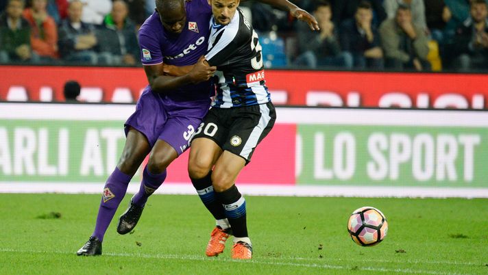 UDINE, ITALY - SEPTEMBER 21:  Felipe Dal Bello of Udinese Calcio competes with Khouma Babacar of ACF Fiorentina during the Serie A match between Udinese Calcio and ACF Fiorentina at Stadio Friuli on September 21, 2016 in Udine, Italy.  (Photo by Dino Panato/Getty Images) 