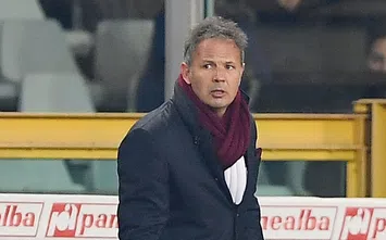  TURIN, ITALY - DECEMBER 16: Coach of Torino FC Sinisa Mihajlovic looks on during the Serie A match between Torino FC and SSC Napoli at Stadio Olimpico di Torino on December 16, 2017 in Turin, Italy. (Photo by Francesco Pecoraro/Getty Images)