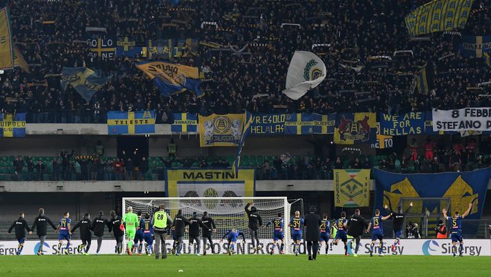 VERONA, ITALY - FEBRUARY 08: Hellas Verona players celebrate the victory after the Serie A match between Hellas Verona and Juventus at Stadio Marcantonio Bentegodi on February 8, 2020 in Verona, Italy. (Photo by Alessandro Sabattini/Getty Images) Verona, al Bentegodi una media di 12.786 spettatori - immagine 1