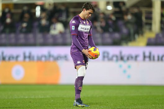 FLORENCE, ITALY - JANUARY 17: Dusan Vlahovic of ACF Fiorentina reacts during the Serie A match between ACF Fiorentina and Genoa CFC at Stadio Artemio Franchi on January 17, 2022 in Florence, Italy. (Photo by Gabriele Maltinti/Getty Images) FLORENCE, ITALY - JANUARY 17: Dusan Vlahovic of ACF Fiorentina reacts during the Serie A match between ACF Fiorentina and Genoa CFC at Stadio Artemio Franchi on January 17, 2022 in Florence, Italy. (Photo by Gabriele Maltinti/Getty Images)