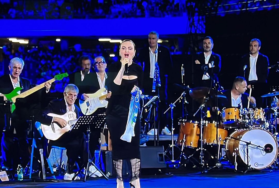 GALLERY L’emozionante esibizione di Arisa con la sciarpa del Napoli- immagine 1