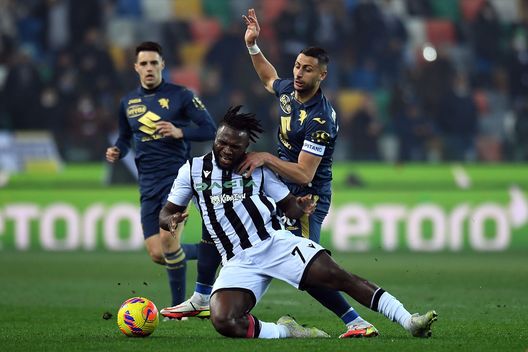 UDINE, ITALY - FEBRUARY 06: Isac Succes of Udinese Calcio competes for the ball with Rolando Mandragora of Torino FCduring the Serie A match between Udinese Calcio and Torino FC at Dacia Arena on February 06, 2022 in Udine, Italy. (Photo by Alessandro Sabattini/Getty Images) La moviola di Udinese-Torino 2-0: follia di Buongiorno, Pobega rischia- immagine 2