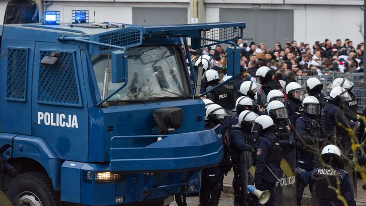 Il Widzew vince il primo derby polacco del 21′ secolo: tra poliziotti e incappucciati… - immagine 1