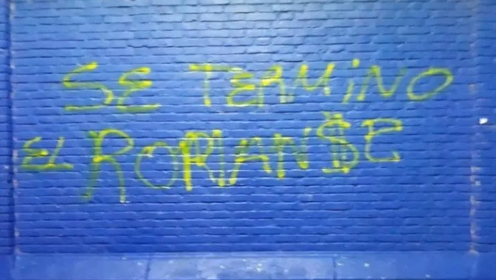 Caos e tensioni al Boca Juniors, scritta contro Riquelme sui muri blu della Bombonera - immagine 1