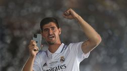 Derby fra le varie epoche: Courtois, il tatuaggio sfiorato con l’Atletico è realta con il Real…