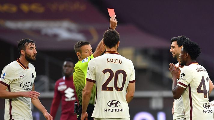 TURIN, ITALY - APRIL 18: Amadou Diawara of Roma is shown a red card and sent off by referee Davide Massa during the Serie A match between Torino FC and AS Roma at Stadio Olimpico di Torino on April 18, 2021 in Turin, Italy. Sporting stadiums around Italy remain under strict restrictions due to the Coronavirus Pandemic as Government social distancing laws prohibit fans inside venues resulting in games being played behind closed doors. (Photo by Valerio Pennicino/Getty Images) TURIN, ITALY - APRIL 18: Amadou Diawara of Roma is shown a red card and sent off by referee Davide Massa during the Serie A match between Torino FC and AS Roma at Stadio Olimpico di Torino on April 18, 2021 in Turin, Italy. Sporting stadiums around Italy remain under strict restrictions due to the Coronavirus Pandemic as Government social distancing laws prohibit fans inside venues resulting in games being played behind closed doors. (Photo by Valerio Pennicino/Getty Images)