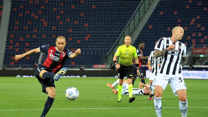 BOLOGNA, ITALY - MAY 23: Rodrigo Palacio of Bologna FC kicks the ball towards the goal during the Serie A match between Bologna FC and Juventus at Stadio Renato Dall'Ara on May 23, 2021 in Bologna, Italy. (Photo by Mario Carlini / Iguana Press/Getty Images) BOLOGNA, ITALY - MAY 23: Rodrigo Palacio of Bologna FC kicks the ball towards the goal during the Serie A match between Bologna FC and Juventus at Stadio Renato Dall'Ara on May 23, 2021 in Bologna, Italy. (Photo by Mario Carlini / Iguana Press/Getty Images)