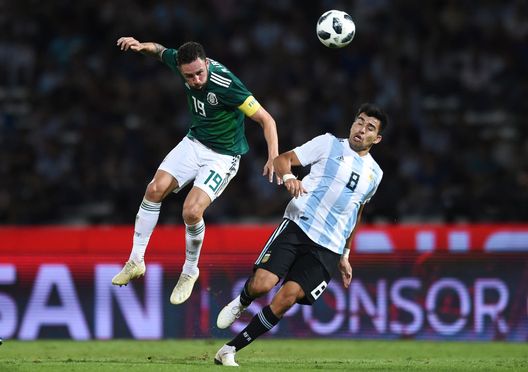 (Photo by Marcelo Endelli/Getty Images) Messico: fa la foto con Layun, ma lo scambia per un cantante!- immagine 2