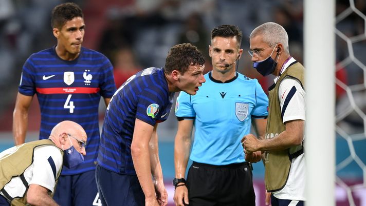 MUNICH, GERMANY - JUNE 15: Benjamin Pavard of France receives medical treatment after being fouled by Robin Gosens (Not pictured) of Germany during the UEFA Euro 2020 Championship Group F match between France and Germany at Football Arena Munich on June 15, 2021 in Munich, Germany. (Photo by Matthias Hangst/Getty Images) MUNICH, GERMANY - JUNE 15: Benjamin Pavard of France receives medical treatment after being fouled by Robin Gosens (Not pictured) of Germany during the UEFA Euro 2020 Championship Group F match between France and Germany at Football Arena Munich on June 15, 2021 in Munich, Germany. (Photo by Matthias Hangst/Getty Images)