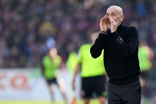 SALERNO, ITALY - JANUARY 04: Stefano Pioli AC Milan coach during the Serie A match between Salernitana and AC MIlan at Stadio Arechi on January 04, 2023 in Salerno, Italy. (Photo by Francesco Pecoraro/Getty Images) Pioli