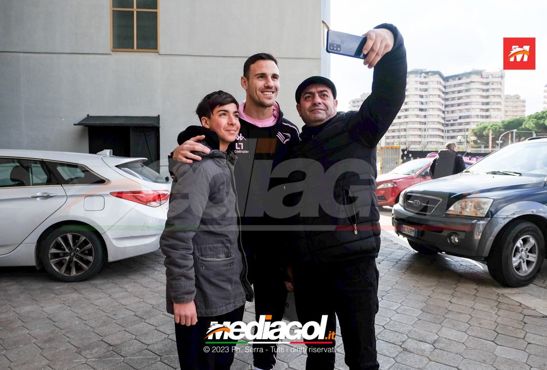 FOTO PALERMO, Valerio Verre: autografi e selfie con i tifosi del Palermo (Gallery) - immagine 10