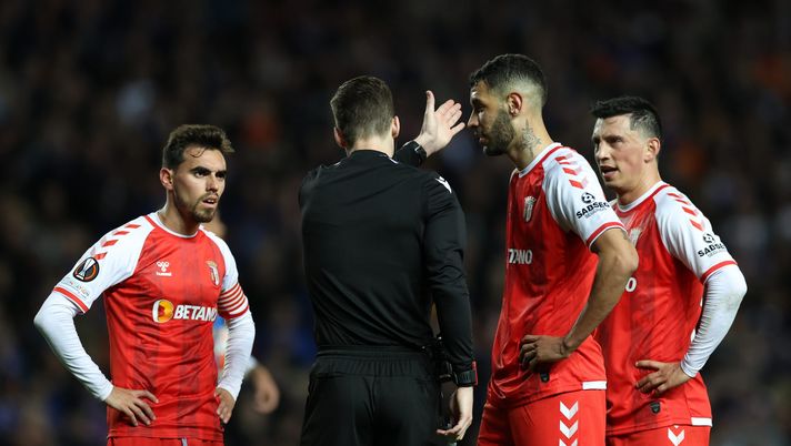 GLASGOW, SCOTLAND - APRIL 14: Vitor Tormena of Sporting Braga is encouraged to leave the field after being shown a red card during the UEFA Europa League Quarter Final Leg Two match between Rangers FC and Sporting Braga at Ibrox Stadium on April 14, 2022 in Glasgow, Scotland. (Photo by Ian MacNicol/Getty Images) FOTO – Il Braga in campo con una maglia speciale e un pensiero alla Turchia - immagine 1