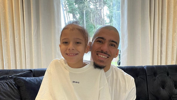 Allan, l&#8217;atto d&#8217;amore dell&#8217;ex Napoli: il figlio ha l&#8217;alopecia e lui si rasa i capelli 