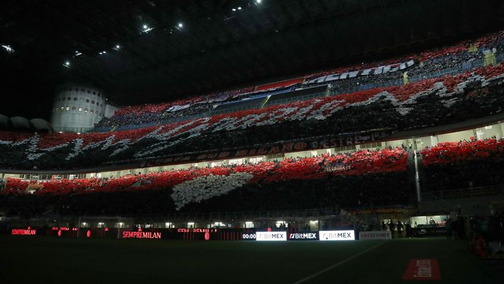 MILAN, ITALY - NOVEMBER 07: Fans of AC Milan display a tifo prior to the Serie A match between AC Milan and FC Internazionale at Stadio Giuseppe Meazza on November 07, 2021 in Milan, Italy. (Photo by Marco Luzzani/Getty Images) Grazie al derby superata quota 300mila tifosi: visite, maglie e partnership in aumento per il Milan - immagine 1