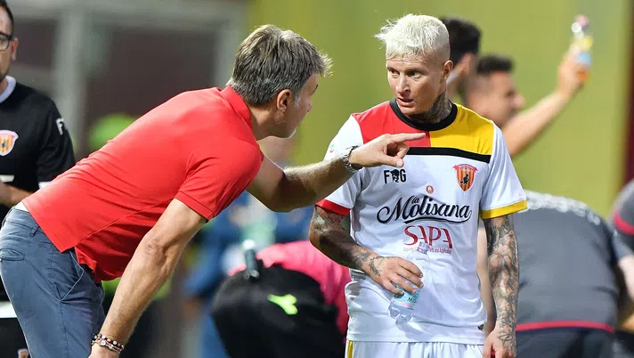 BENEVENTO, ITALY - AUGUST 26: Coach of Benevento Calcio Marco Baroni and player Amato Ciciretti during the Serie A match between Benevento Calcio and Bologna FC at Stadio Ciro Vigorito on August 26, 2017 in Benevento, Italy.  (Photo by Francesco Pecoraro/Getty Images)
