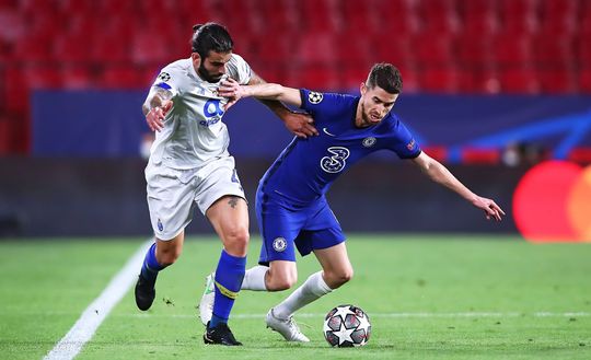 L'italiano Jorginho difende il pallone dall'attacco di Sergio L'italiano Jorginho difende il pallone dall'attacco di Sergio