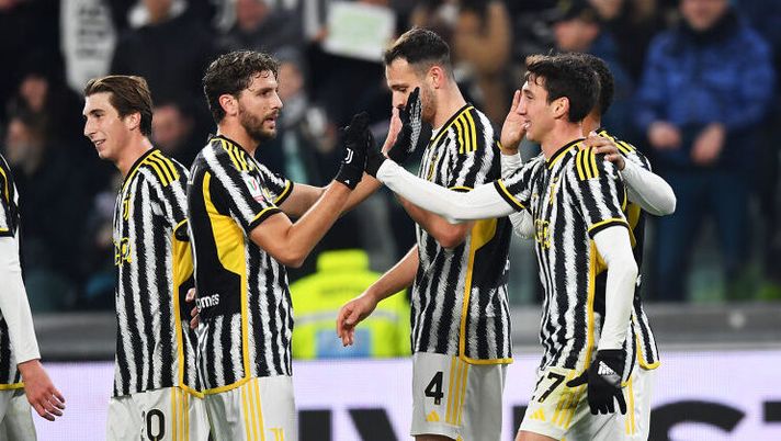 TURIN, ITALY - JANUARY 04: Andrea Cambiaso of Juventus celebrates with teammate Manuel Locatelli after scoring their team's second goal during the Coppa Italia Round of 16 match between Juventus FC and US Salernitana at Allianz Stadium on January 04, 2024 in Turin, Italy. (Photo by Valerio Pennicino/Getty Images) Gazzetta, voto super ad un nome a sorpresa: “Prestazione monstre, che intelligenza” - immagine 1