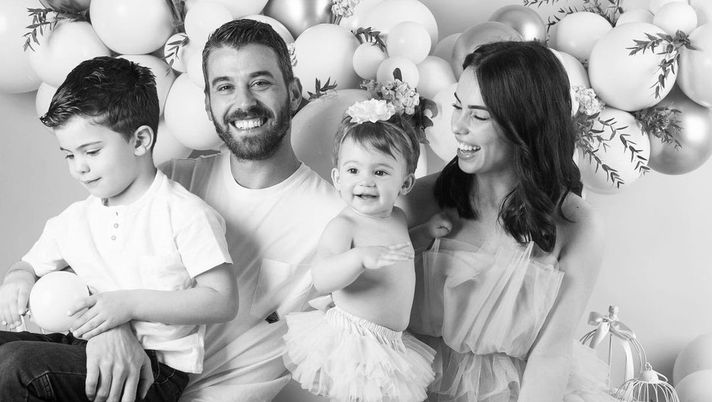 Scatto di famiglia per Spinazzola e Miriam: la coppia posa con i figli - immagine 1