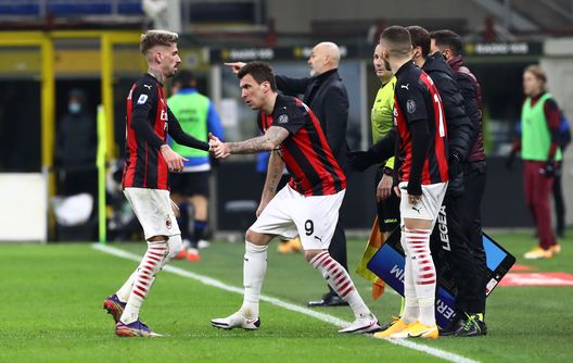 Mario Mandzukic al suo primo ingresso in campo con la maglia del Milan; al suo fianco Rebic Mario Mandzukic al suo primo ingresso in campo con la maglia del Milan; al suo fianco Rebic