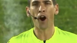 In Portogallo come nel football americano: l’arbitro spiega ai tifosi perchè…