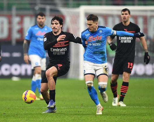 MILAN, ITALY - DECEMBER 19: Sandro Tonali of AC Milan competes for the ball with Piotr Zielinski of SSC Napoli during the Serie A match between AC Milan and SSC Napoli at Stadio Giuseppe Meazza on December 19, 2021 in Milan, Italy. (Photo by Claudio Villa/AC Milan via Getty Images) napoli milan zielinksi