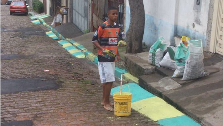 FOTO il ricordo di Gabriel Jesus: “Nel 2014 pitturavo le strade per i Mondiali in Brasile”  FOTO il ricordo di Gabriel Jesus: “Nel 2014 pitturavo le strade per i Mondiali in Brasile”