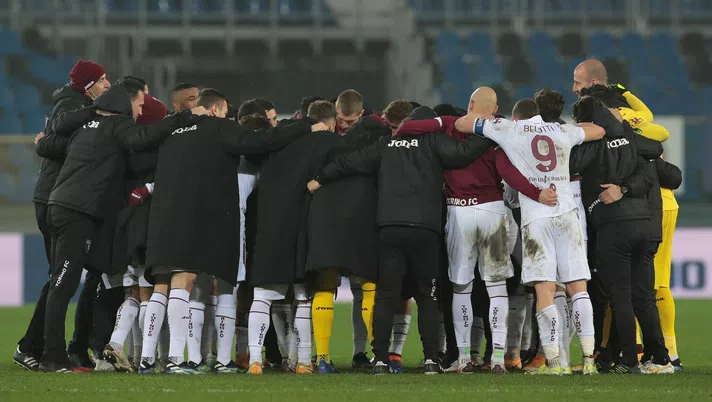 BERGAMO, ITALY - FEBRUARY 06: Players and staff of Torino FC huddle after the Serie A match between Atalanta BC  and Torino FC at Gewiss Stadium on February 06, 2021 in Bergamo, Italy. Sporting stadiums around Italy remain under strict restrictions due to the Coronavirus Pandemic as Government social distancing laws prohibit fans inside venues resulting in games being played behind closed doors. (Photo by Emilio Andreoli/Getty Images)