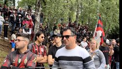 Milan, la Curva Sud e i tifosi a Milanello | PM VIDEO