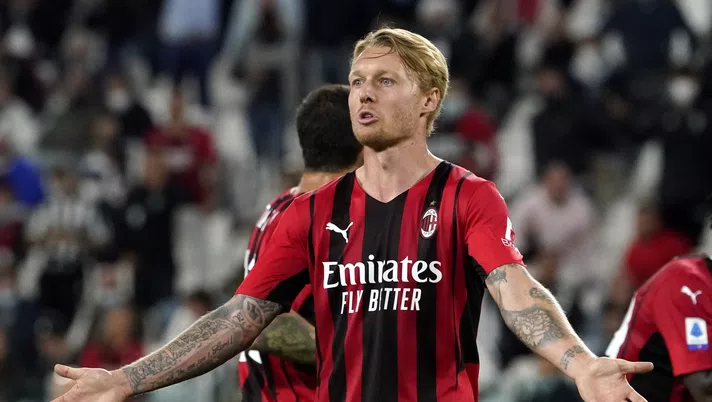 TURIN, ITALY - SEPTEMBER 19: Simon Kjaer of AC Milan reacts during the Serie A match between Juventus and AC Milan at the Allianz Stadium in Turin, Italy on September 19, 2021 in Turin, Italy. (Photo by Pier Marco Tacca/Getty Images)