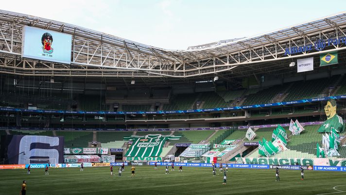 SAO PAULO, BRAZIL - NOVEMBER 28: Players of Palmeiras and of Atletico PR pay tribute to the former argentine player Diego Maradona who died before the match between Palmeiras and Atletico PR as part of Brasileirao 2020 at Allianz Parque on November 28, 2020 in Sao Paulo, Brazil. (Photo by Alexandre Schneider/Getty Images) SAO PAULO, BRAZIL - NOVEMBER 28: Players of Palmeiras and of Atletico PR pay tribute to the former argentine player Diego Maradona who died before the match between Palmeiras and Atletico PR as part of Brasileirao 2020 at Allianz Parque on November 28, 2020 in Sao Paulo, Brazil. (Photo by Alexandre Schneider/Getty Images)