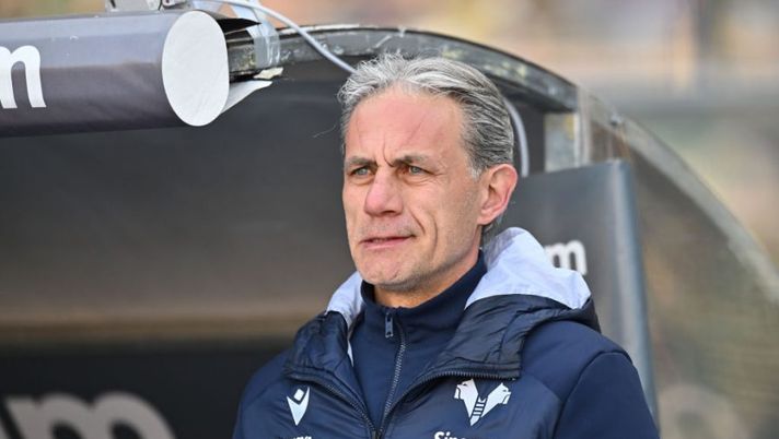 VERONA, ITALY - MARCH 12: Marco Zaffaroni, Head Coach of Hellas Verona, looks on during the Serie A match between Hellas Verona and AC Monza at Stadio Marcantonio Bentegodi on March 12, 2023 in Verona, Italy. (Photo by Alessandro Sabattini/Getty Images) Zaffaroni: “Decisione presa su Hien, come sta Ngonge e come vedo ora Doig” - immagine 1