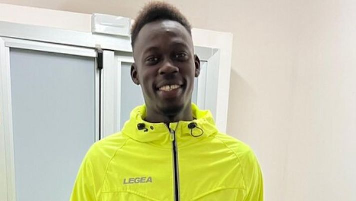 Dal barcone al fischietto in campo: la storia di Gaye, 22enne gambiano che diventa arbitro - immagine 1