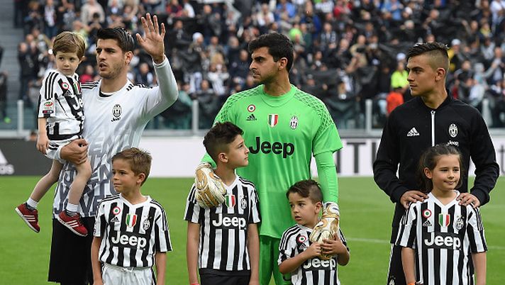TURIN, ITALY - MAY 14: Alvaro Morata (L), Rubinho and Paulo Dybala of Juventus FC with childrens during the Serie A match between Juventus FC and UC Sampdoria at Juventus Arena on May 14, 2016 in Turin, Italy. (Photo by Valerio Pennicino/Getty Images) Rubinho: “Dybala è un top player e ama la Juve, ma lo vedo nervoso…” - immagine 1